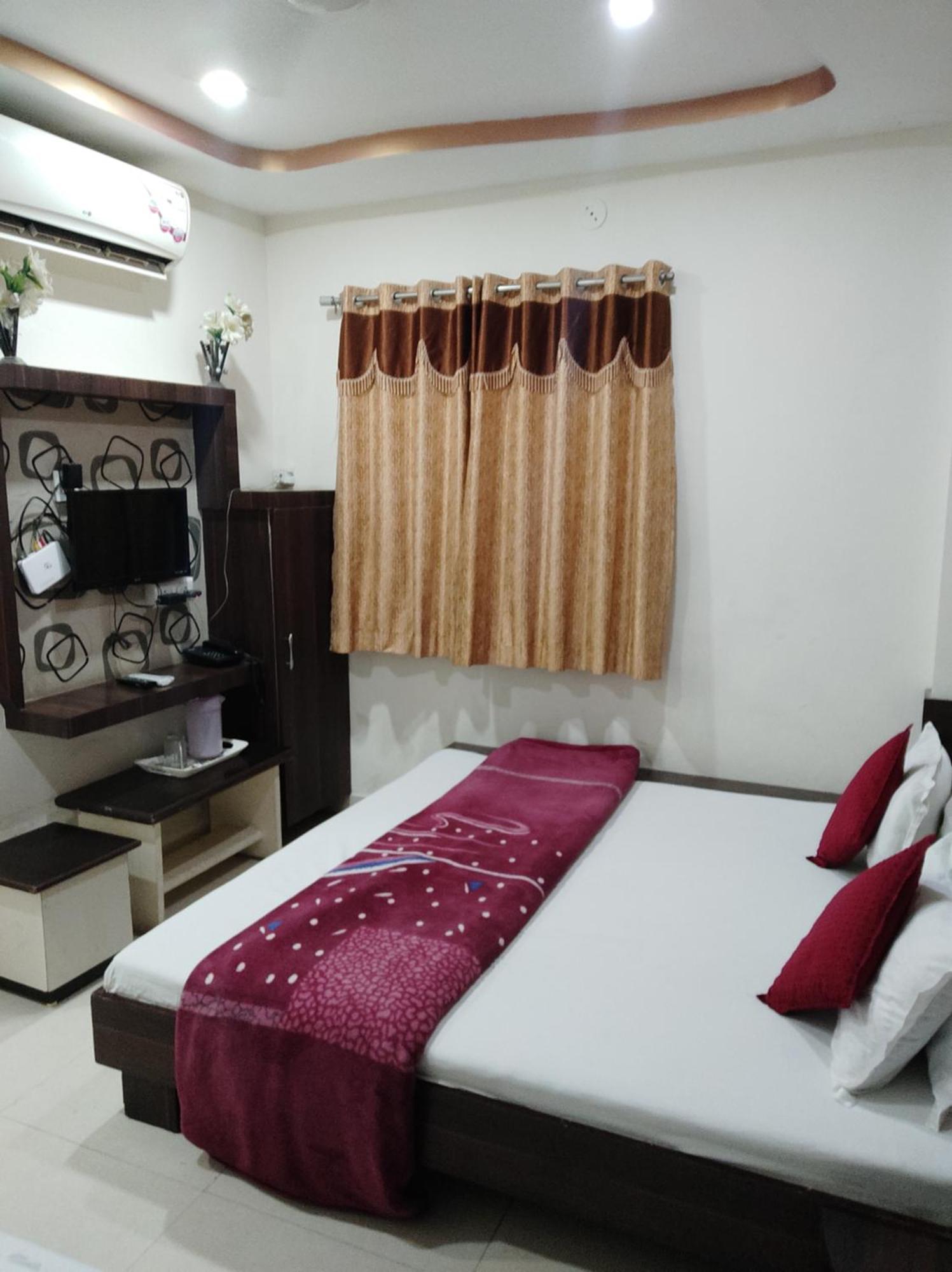 Hotel Vrandavan Palace Near Mahakal Temple Ujjain Exterior photo